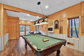 Games room - Astounding River View - Peaceful Seclusion, Hot Tub Soaks, Games & Fireside Sips (Copperhill)