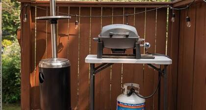 Bright and Cozy Cottage in the Heart of Dartmouth