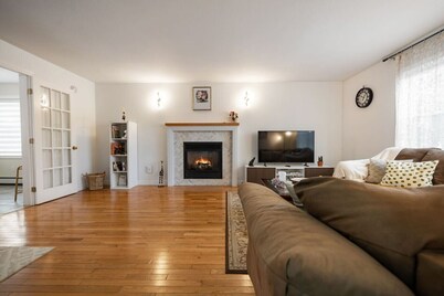 Bright and Cozy Cottage in the Heart of Dartmouth