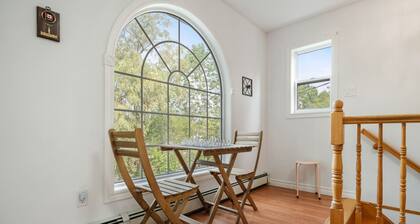 Bright and Cozy Cottage in the Heart of Dartmouth