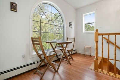 Bright and Cozy Cottage in the Heart of Dartmouth