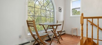 Bright and Cozy Cottage in the Heart of Dartmouth