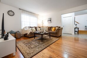 4 bedrooms - Bright and Cozy Cottage in the Heart of Dartmouth (Dartmouth)