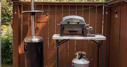 Bright and Cozy Cottage in the Heart of Dartmouth