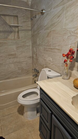 Serviettes fournies, savon, papier toilette