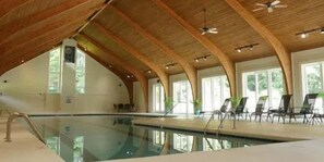 Innendørsbasseng og et oppvarmet basseng