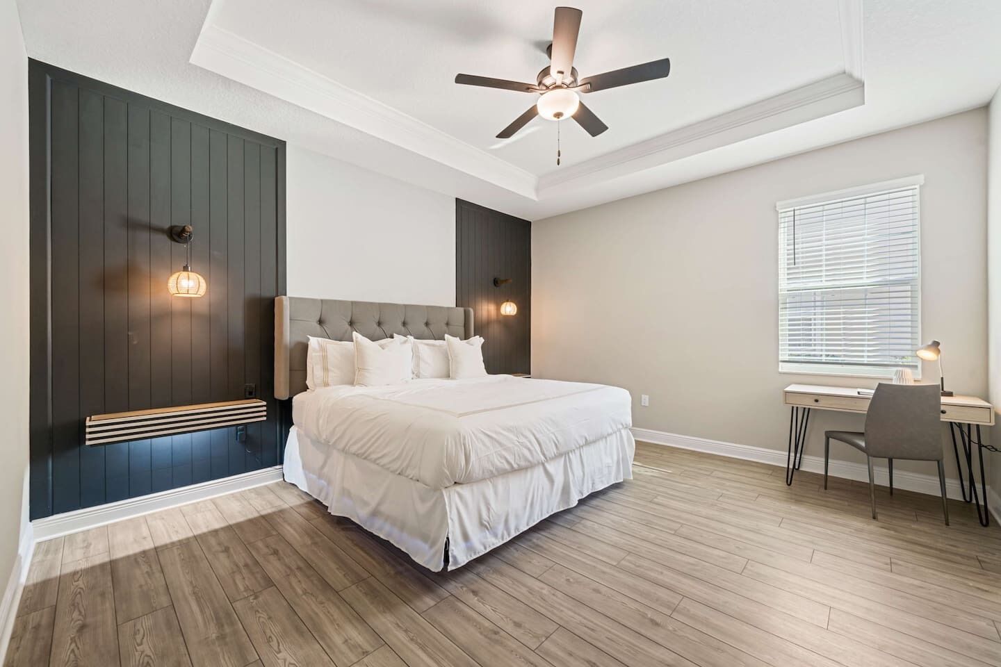 4 chambres, bureau, fer et planche à repasser, lit parapluie