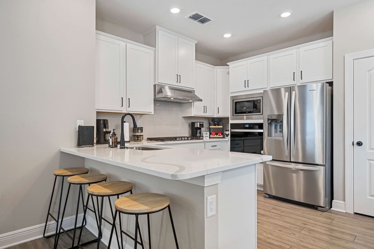 Réfrigérateur, micro-ondes, four, plaque de cuisson