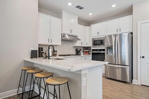 Kjøleskap, mikrobølgeovn, ovn og kokeplater