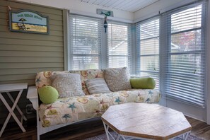 Smart TV - Cozy 2bedroom cottage in Wells with AC, pool, clubhouse, arcade and fitness room (Wells)