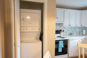 Private kitchen - Cozy 2bedroom cottage in Wells with AC, pool, clubhouse, arcade and fitness room (Wells)