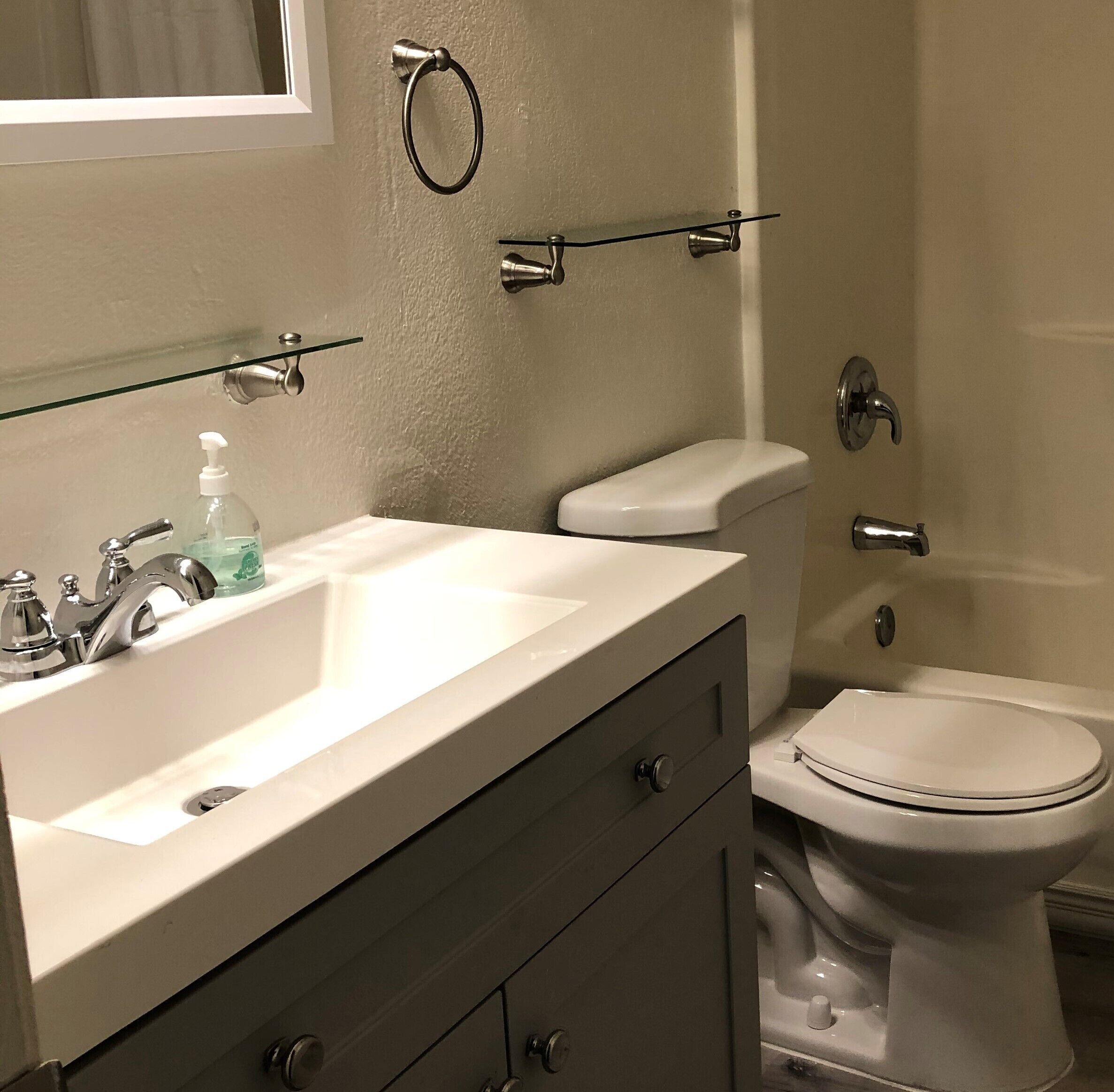 Toalhas de banho, sabonete, papel higiênico 