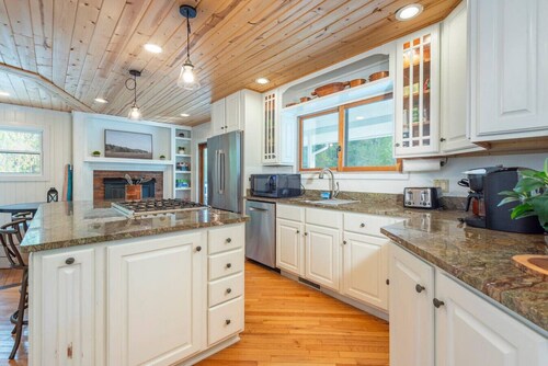 Riverside Bliss Mountain Views Cozy Fires