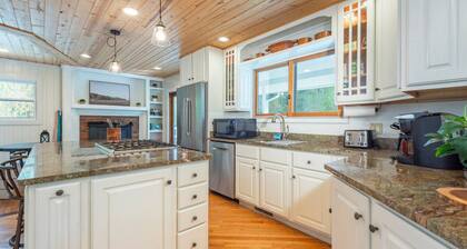 Riverside Bliss Mountain Views Cozy Fires