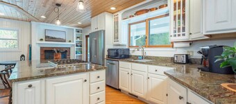 Riverside Bliss Mountain Views Cozy Fires