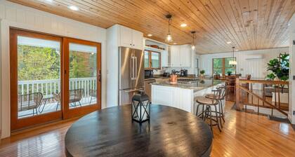 Riverside Bliss Mountain Views Cozy Fires