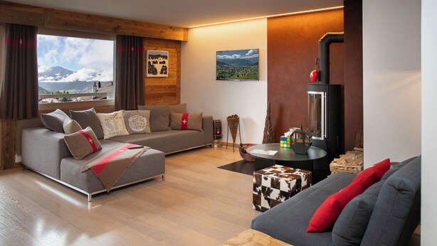 Ein modernes Wohnzimmer mit einer Couch, einem Holztisch und einem Kamin.