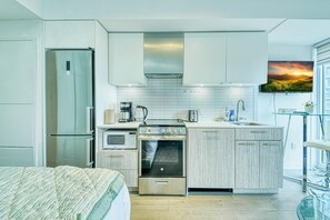 Suite Comfort, vistes a la ciutat | Cuina privada | Frigorífic gran, microones, forn i placa de cuina