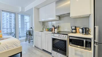 Suite Comfort, vistes a la ciutat | Cuina privada | Frigorífic gran, microones, forn i placa de cuina