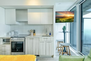 Comfort suite, uitzicht op stad | Privékeuken | Een koelkast/vriezer, een magnetron, een oven, een kookplaat