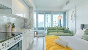 Comfort Suite, City View | Living area