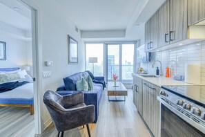 Apartament Elite, vistes a la ciutat | Cuina privada | Frigorífic gran, microones, forn i placa de cuina