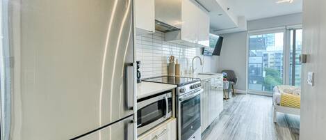 Comfort Suite, City View | Private kitchen