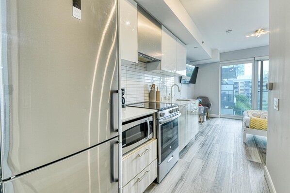 ห้องคอมฟอร์ทสวีท, วิวเมือง | ครัวส่วนตัว | ตู้เย็นขนาดใหญ่, ไมโครเวฟ, เตาอบ, เตาประกอบอาหาร