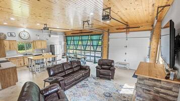 Una Smart TV, una chimenea