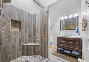 Dusche, Haartrockner, Handtücher, Seife