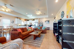 TV, DVD player - Dream | Steps to the Beach | Pet Friendly | Family Fun (Crystal Beach)