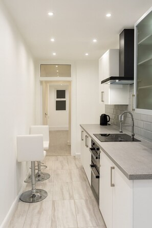 Microwave, oven, stovetop - Luxury Catford Retreat • Sleeps 4 • 2 Mins to Station • Available November 🌿 (London)