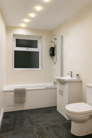 Hair dryer, towels, soap, toilet paper - Luxury Catford Retreat • Sleeps 4 • 2 Mins to Station • Available November 🌿 (London)