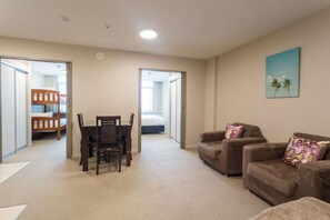 Room - Kids love bunks and great location with carpark! (Auckland City)