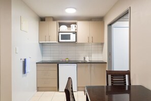Private kitchen - Kids love bunks and great location with carpark! (Auckland City)