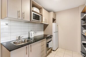 Private kitchen - A four bedroom apartment in Auckland CBD w Carpark (Auckland City)