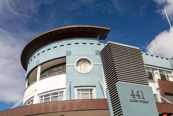 Un edificio con una estructura circular, el número '441' bien visible y un cartel que indica 'Queen Street'.