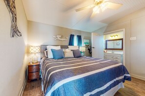 3 bedrooms, desk, free WiFi, bed sheets - Escape | Gulf Views | Firepit | Pet Friendly (Freeport)