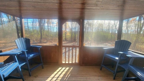 Bluebird Cabin - Brand New Cozy Log Cabin on 5-Wooded Acres / Pet-Friendly!
