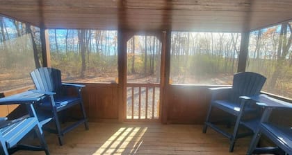 Bluebird Cabin - Brand New Cozy Log Cabin on 5-Wooded Acres / Pet-Friendly!