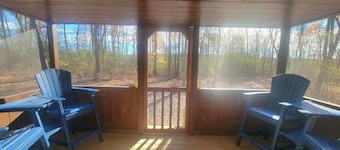 Bluebird Cabin - Brand New Cozy Log Cabin on 5-Wooded Acres / Pet-Friendly!