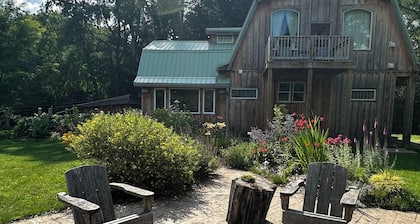 Pet friendly, Cozy escape, 12 minutes from downtown Ellicottville.