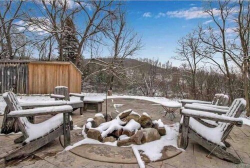 Pet friendly, Cozy escape, 12 minutes from downtown Ellicottville.