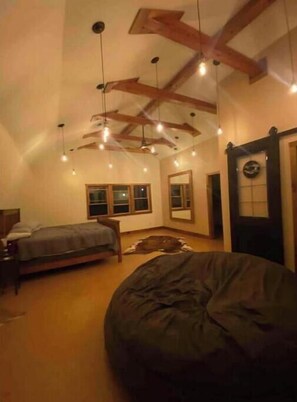 2 bedrooms, iron/ironing board, WiFi, bed sheets - Pet friendly, Cozy escape, 12 minutes from downtown Ellicottville. (Ellicottville)