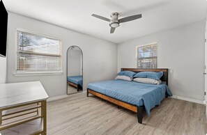 3 slaapkamers, een strijkplank/strijkijzer, wifi, beddengoed