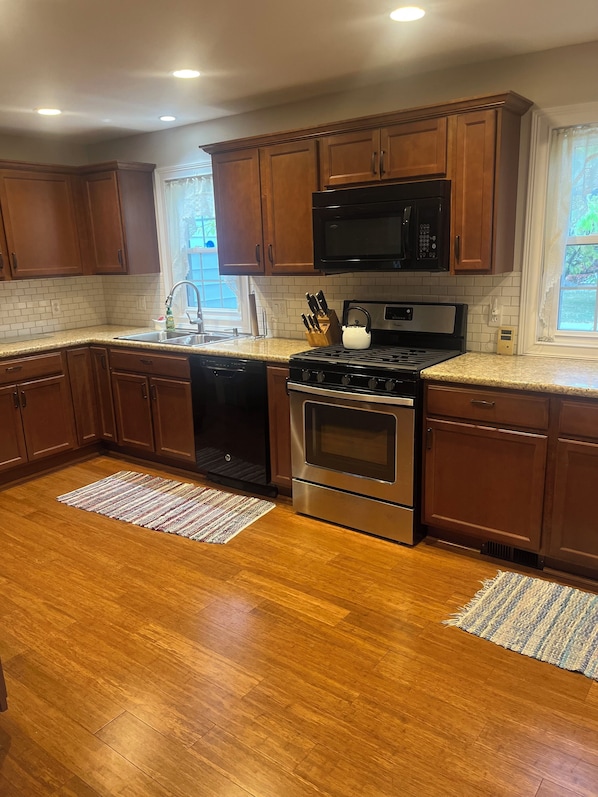 Mikrowelle, Ofen, Herdplatte, Geschirrspüler