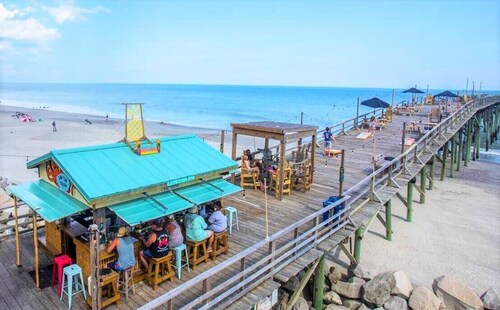 One Block to Beach+Water Views+Perfect Family/ Group Getaway+Large Outdoor Space