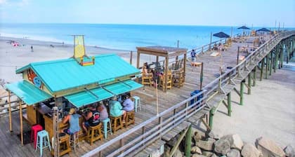 One Block to Beach+Water Views+Perfect Family/ Group Getaway+Large Outdoor Space