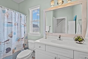 Douche, sèche-cheveux, bidet, serviettes fournies