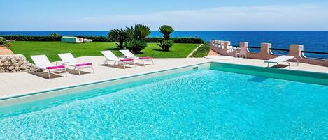 Een verwarmd zwembad